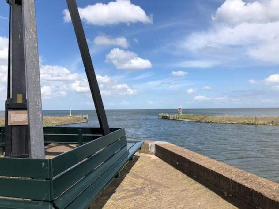 Villa Gezellige Pipo Met Grote Schommel Aan Het Water Medemblik Exterior foto