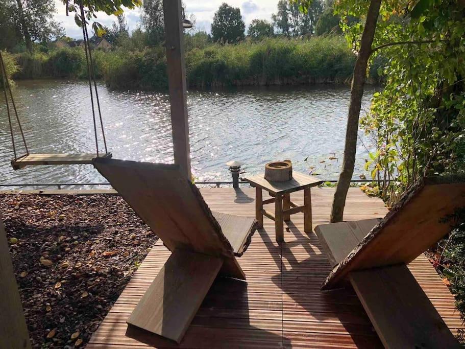 Villa Gezellige Pipo Met Grote Schommel Aan Het Water Medemblik Exterior foto
