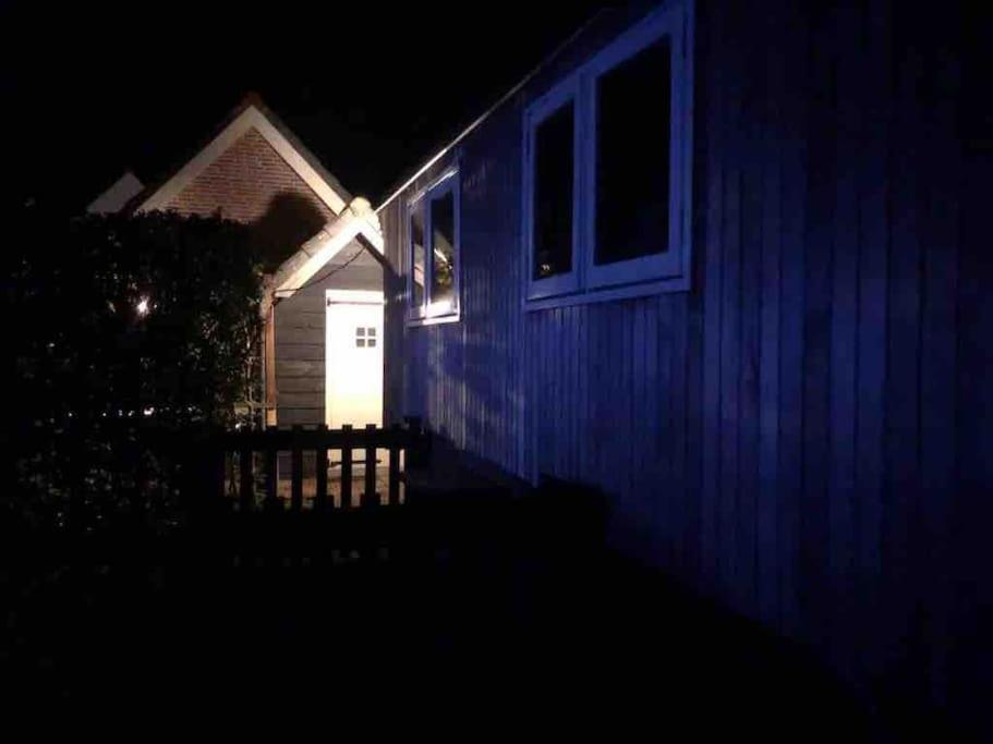 Villa Gezellige Pipo Met Grote Schommel Aan Het Water Medemblik Exterior foto