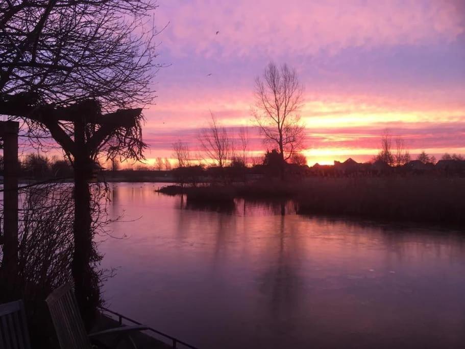 Villa Gezellige Pipo Met Grote Schommel Aan Het Water Medemblik Exterior foto