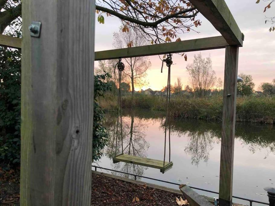 Villa Gezellige Pipo Met Grote Schommel Aan Het Water Medemblik Exterior foto