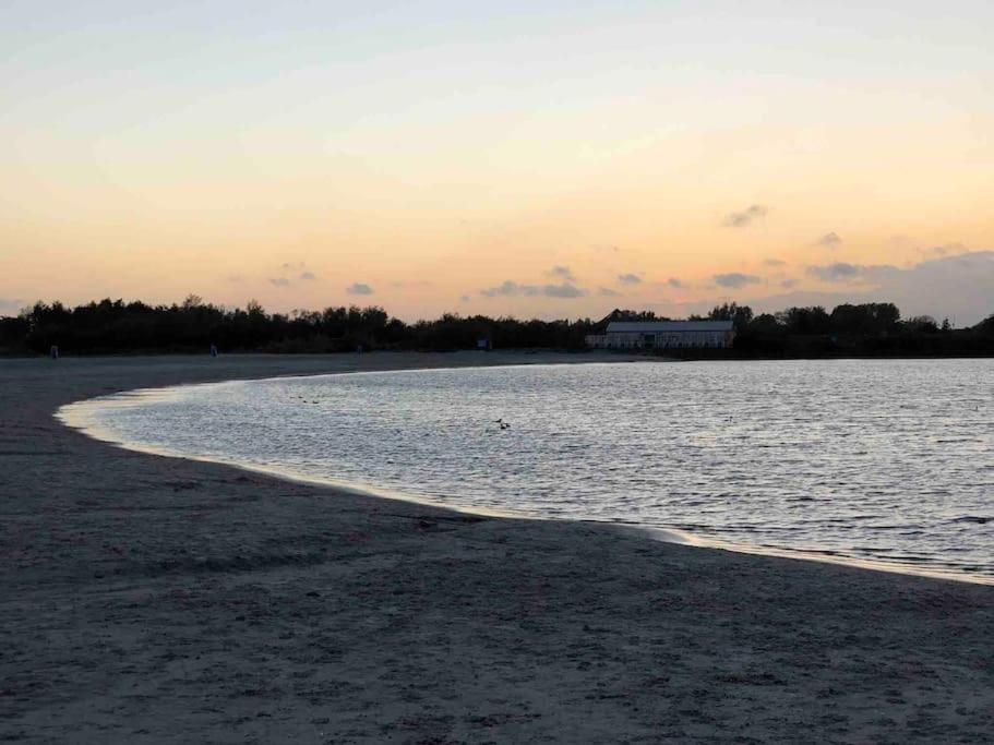Villa Gezellige Pipo Met Grote Schommel Aan Het Water Medemblik Exterior foto