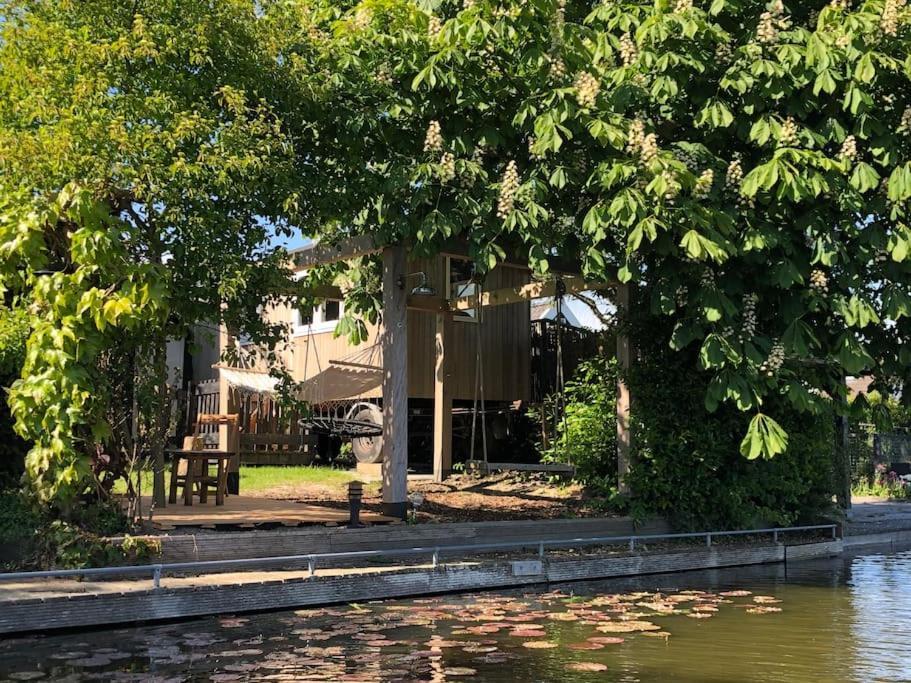 Villa Gezellige Pipo Met Grote Schommel Aan Het Water Medemblik Exterior foto
