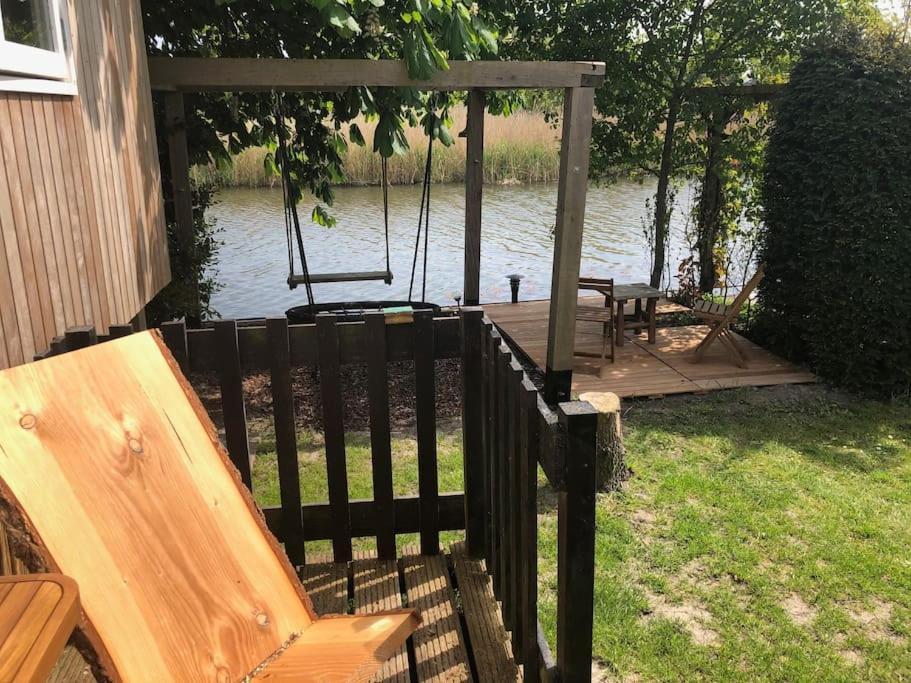 Villa Gezellige Pipo Met Grote Schommel Aan Het Water Medemblik Exterior foto