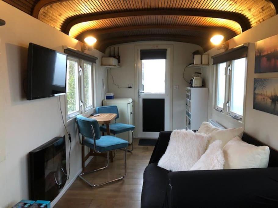 Villa Gezellige Pipo Met Grote Schommel Aan Het Water Medemblik Exterior foto