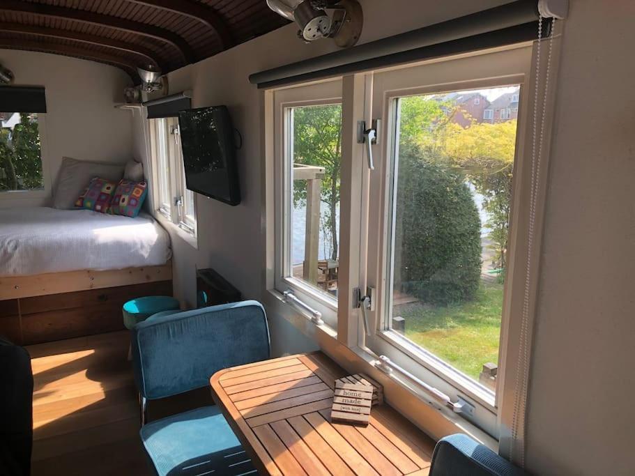 Villa Gezellige Pipo Met Grote Schommel Aan Het Water Medemblik Exterior foto